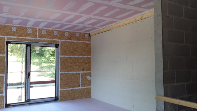 Installation de panneaux d'isolation acoustique dans une maison en travaux